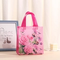 Detalle de bolsa de regalo floral rosa en tela no tejida con asas resistentes - Floral Rosa Rosada (4012-3) / Grande 36*32*12