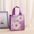 Detalle de bolsa de regalo floral morada con rosas y asas de tejido de alta resistencia - Grande / Púrpura