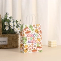 Detalle de bolsa de regalo Cinco de Mayo con cactus y guitarra en un entorno hogareño - Tema Cinco De Mayo (381-2)