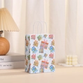 Dettaglio di un sacchetto regalo in carta azzurra con motivi colorati e manici in corda - Stile Confezione Regalo Blu Chiaro