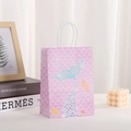 Detalle de estampado de sirena y asas blancas trenzadas en bolsa de regalo rosa - Cola de Sirena Rosa (384-2)