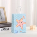Detalle de bolsa de regalo de papel azul con diseño de estrella de mar rosa - Estrella de Mar Azul (384-3)