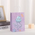 Detalle de bolsa de regalo de papel kraft morado con diseño de medusa y mar - Medusa Púrpura (384-6)
