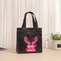 Bolsa negra de tela no tejida con lazo rosa y diseño contra el cáncer de mama - 20*20*9 / Patrón de Apoyo con Lazo Negro (9011-7)