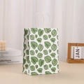 Dettaglio di un sacchetto regalo in carta kraft bianca con stampa monstera e manici - Motivo Foglia di Monstera (393-4)