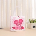 Sac cadeau en non-tissé blanc avec gants de boxe roses contre le cancer du sein - 20*20*9 / Style Gants de Boxe White Fight (9011-2)