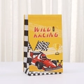 Dettaglio della stampa da corsa su sacchetto regalo giallo con motivi a scacchi neri - Motivo Corsa Giallo (H009-1) / 22x13x8