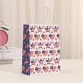 Geschenktüte aus Kraftpapier mit USA-Motiven und gedrehten Griffen für Feiertage - Stern Herz USA Kombination (400-2)