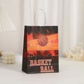 Detail van kraft papieren cadeautas met basketbalprint en witte gedraaide handgrepen - Zwart Rood Contrast Realistische Basketbal Stijl (264-13) / 21x15x8cm