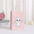 Detalle de bolsa de regalo rosa con estampado de gato y asas de papel blanco trenzado - Estilo Gato Blanco (407-5)