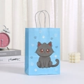 Bolsa de regalo de papel azul cielo con lindo estampado de gato y asas de cuerda blanca - Estilo Gato Azul Cielo (407-3)