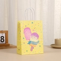 Dettaglio del sacchetto regalo in kraft giallo con grafica gelato e manici in corda bianca - Gelati Giallo Brillante (418-6)
