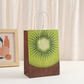Dettaglio della stampa kiwi su sacchetto regalo in carta kraft con manici a corda bianca - Motivo Kiwi (260-8)