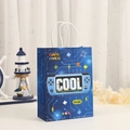 Détail d'un sac cadeau bleu thème jeu vidéo avec motifs pixels et poignées blanches - Style Game Over Console Portable (421-6)