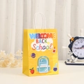 Detail der gelben Papiertüte mit Welcome Back to School Druck und weißen Kordelgriffen - Gelber Regenbogen Bleistift Stil (422-4)
