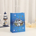 Sac cadeau en papier kraft bleu thème jeu vidéo avec poignées et motif GAME ON - Style Game On (421-3)