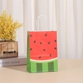 Detalle de bolsa de regalo de papel kraft con diseño de sandía y asas de cuerda blanca suaves - Patrón de Pulpa de Sandía (268-1)