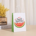Detalle de bolsa de regalo de papel kraft con estampado de sandía y asas de cuerda blanca - Rodaja de Sandía (268-4)