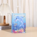 Bolsa de regalo de papel kraft azul con estampado de delfín océano y asa trenzada blanca - Delfín Azul (259-5)