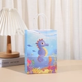 Bolsa de regalo de papel con tema marino, hipocampo púrpura y corales coloridos - Grupo de Caballitos de Mar Azules (259-6)