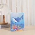 Bolsa de regalo de papel kraft azul con tiburones para fiestas de cumpleaños - Tiburón Azul (259-1)