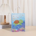 Bolsa de papel azul con tema de océano y lindos dibujos de tortugas y peces - Tortuga Azul (259-2)