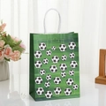 Sac cadeau en papier vert avec motifs de football et poignées en corde blanche tressée - Style Texture de Terrain (334-4)