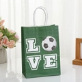 Detail der grünen Fußball-Geschenktüte mit LOVE-Druck und weißen Kordelgriffen - Fußball LOVE Stil (334-5)