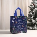 Dettaglio del sacchetto regalo di Natale blu scuro con stampa renna e manici in tessuto - Renna Dorata Blu Scuro (5008-10)