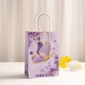 Dettaglio del sacchetto regalo in carta kraft viola con stampa farfalla e manico in corda - Stile Farfalla Viola