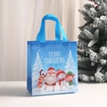 Dettaglio del sacchetto regalo di Natale blu in tessuto non tessuto con motivi natalizi festosi - Cartone Animato Foresta Blu Chiaro (5008-6)