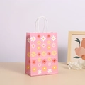 Bolsa de regalo de papel rosa con margaritas y asas rizadas para fiestas y eventos - Estilo Margarita Rosa Fresco (361-3) / 21cmx15cmx8cm