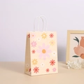 Bolsa de regalo de papel kraft con flores y asas blancas trenzadas resistentes - Estilo Margarita Beige (361-5) / 21cmx15cmx8cm