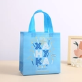 Bolsa de regalo azul para Janucá en tela no tejida con estampado de velas y asas de cinta - 23*22*11 / Azul Marino (5010-8)