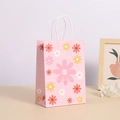 Vista detallada de una bolsa de regalo de papel rosa con asas blancas y estampado floral - Estilo Margarita Rosa Suave (361-6) / 21cmx15cmx8cm