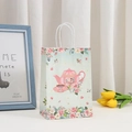 Bolsa de regalo floral de papel kraft con diseño de tetera y asas blancas para fiestas - Estilo de Tetera y Taza de Té Verde Pálido (378-1) / Al21*An15*Pr8