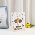 Witte papieren cadeauzak met Happy New Year bedrukking en stevige handvaten - 21x15x8cm / Nieuwjaar Vuurwerk Ballonnen Stijl (372-4)