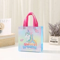 Einhorn-Geschenktüte aus Vliesstoff mit Sweet Dreams-Druck und rosa Griffen für Geburtstage - Klein / Farbverlauf