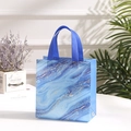 Waterdichte non-woven cadeautas met blauwe marmerprint en stevige handvatten - 29x27x12cm / Diepblauwe Marmeren Stijl (3004-1)