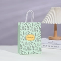Dettaglio della busta regalo floreale verde menta con stampa Thank You e manici - Stile Foglie Verde Menta (201-2) / 21x15x8cm