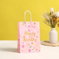 Sac cadeau rose Happy Birthday avec lettrage doré et poignées en corde sur fond jaune - Rose