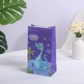 Sac cadeau en papier kraft violet avec un dinosaure bleu et texte Happy Dino - Avec Autocollants / Violet Clair (822-4)