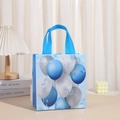 Hellblaue Vlies-Geschenktüte mit Ballonmuster und Griffen für Partygeschenke - 29x27x12 / Hellblau