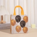 Weiße Vlies-Geschenktüte mit Goldballon-Druck und orangen Griffen für Partygeschenke - 29x27x12 / Weiß