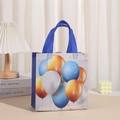 Wiederverwendbare Vlies-Geschenktüte mit bunten Ballons und blauen Griffen für Geburtstage - 29x27x12 / Dunkelblau