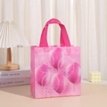 Nahaufnahme einer rosa Geschenktüte aus Vliesstoff mit Ballons in wohnlicher Szene - 29x27x12 / Rosé