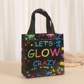 Dettaglio della stampa neon Let's Glow Crazy su una borsa regalo nera in tessuto non tessuto - Stile LET'S GLOW CRAZY