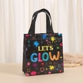 Dettaglio della borsa regalo impermeabile in TNT con stampa neon Let's Glow e manico - Stile LET'S GLOW