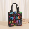 Dettaglio della borsa regalo impermeabile in TNT con stampa neon colorata e manici larghi - Stile NEON LIGHT