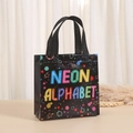 Dettaglio della stampa neon alphabet su borsa regalo in tessuto non tessuto nero - Stile NEON ALPHABET